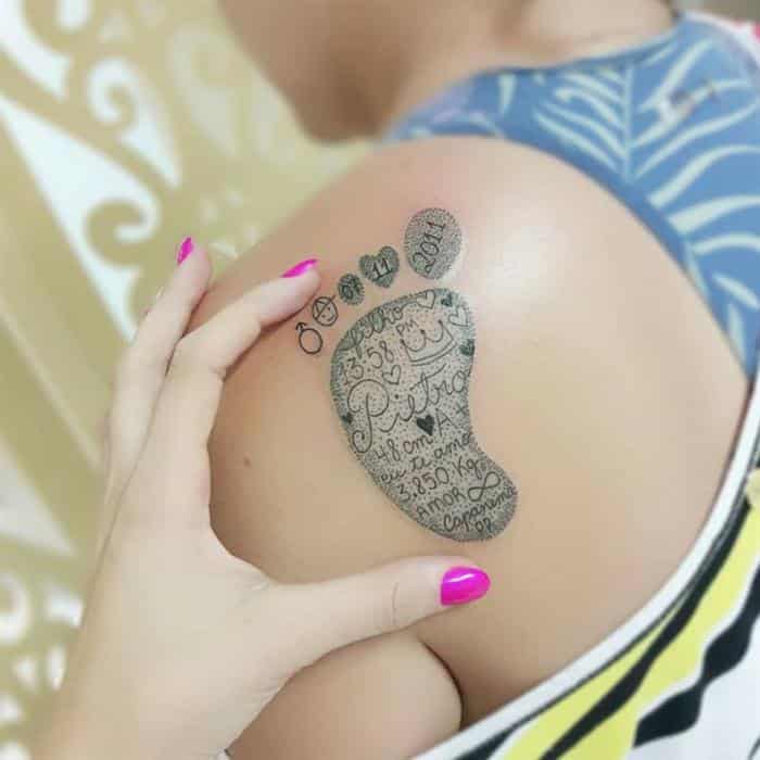 Tatuagem com nome e pezinho