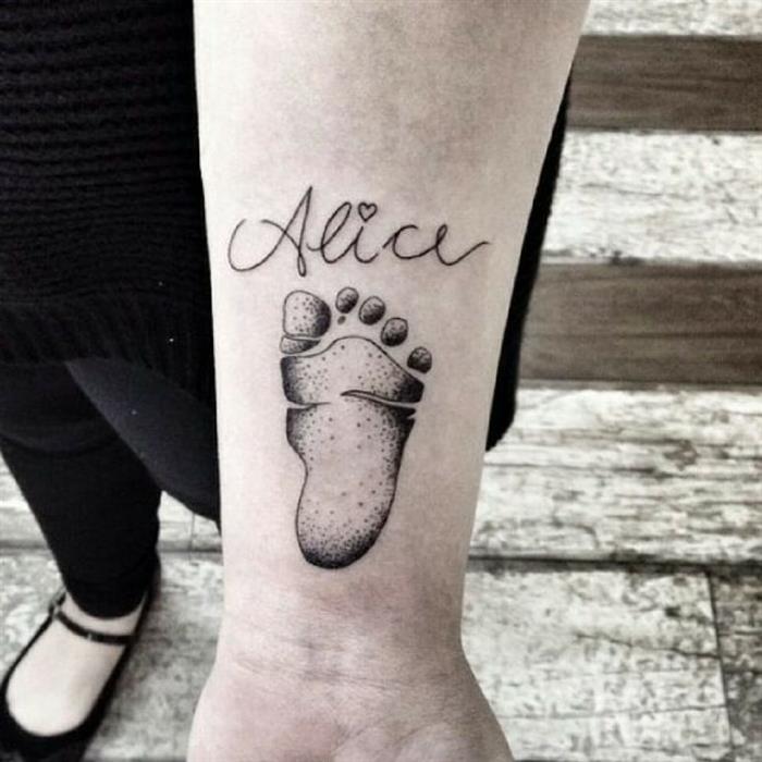 tatuagem com nome de filha pezinho e nome alice