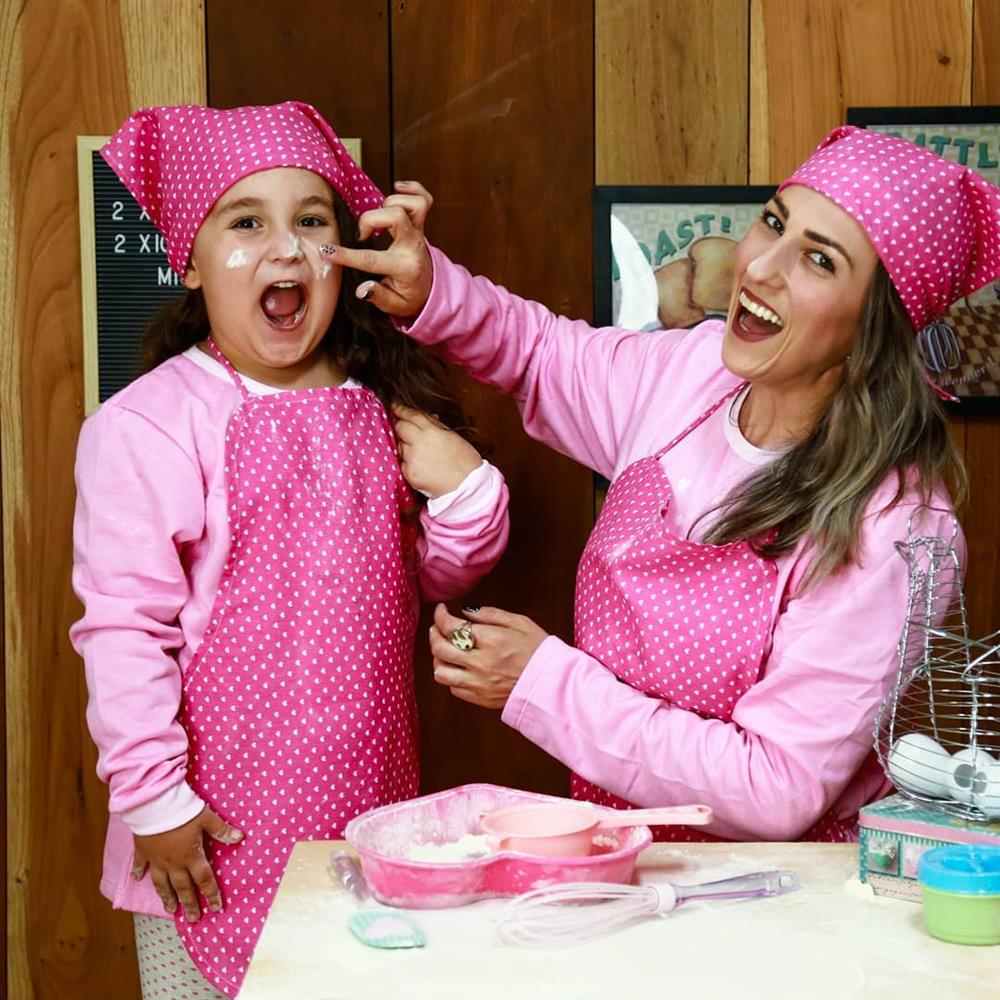 foto mae e filha na cozinha