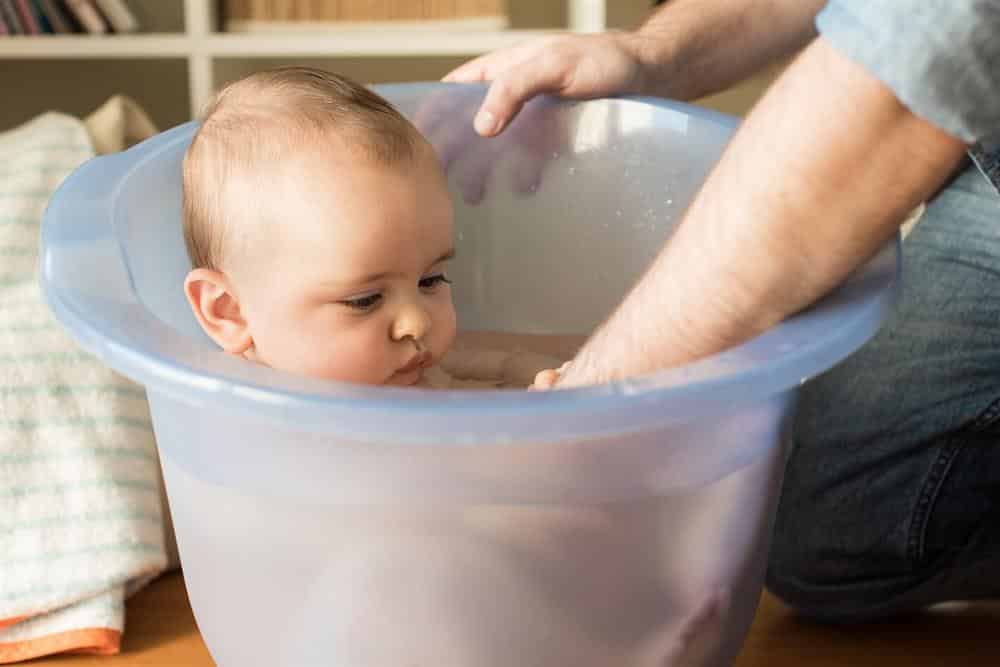 como fazer banho de balde com camomila para recem nascido