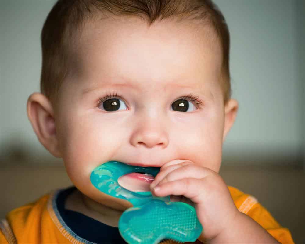 bebê fica enjoado por causa dos dentes