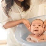 Ofurô para bebê: 7 benefícios do banho para recém-nascido