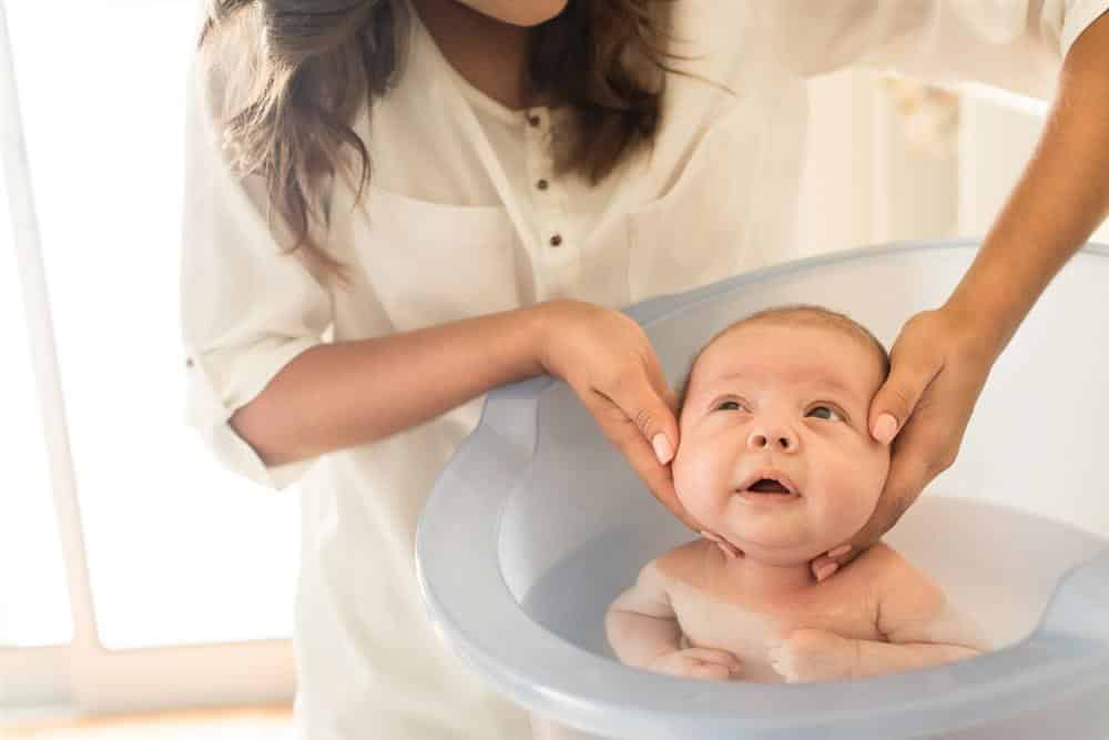 como dar banho de ofurô no bebê