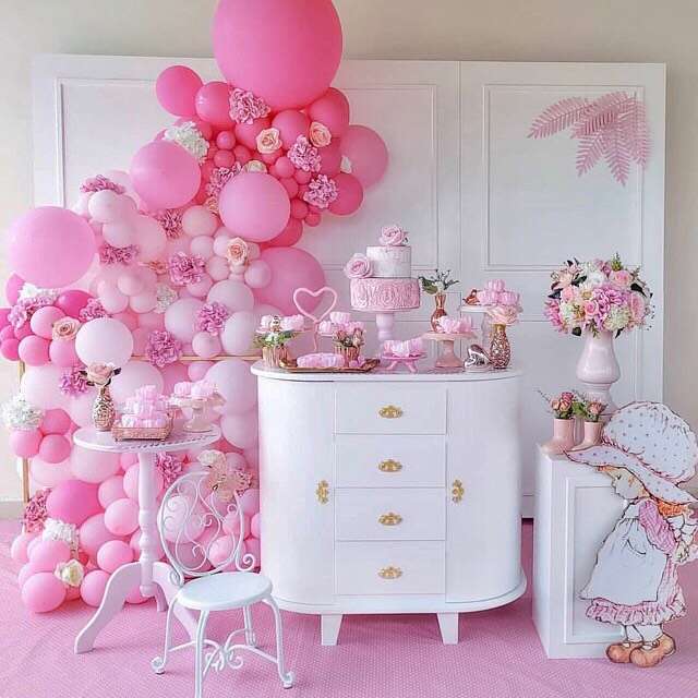 decoração com balões branco e rosa