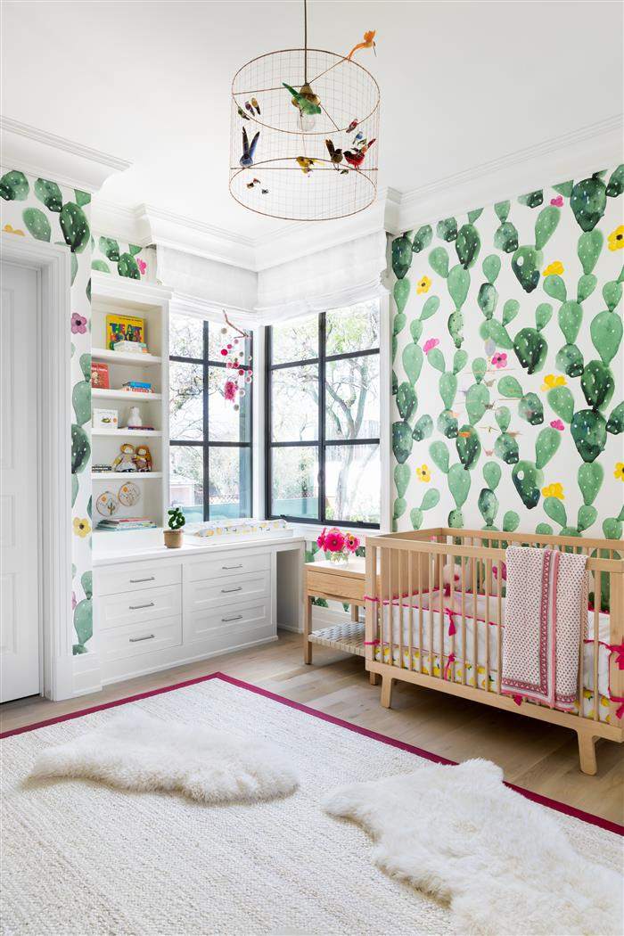 quarto de bebe feminino com papel de parede