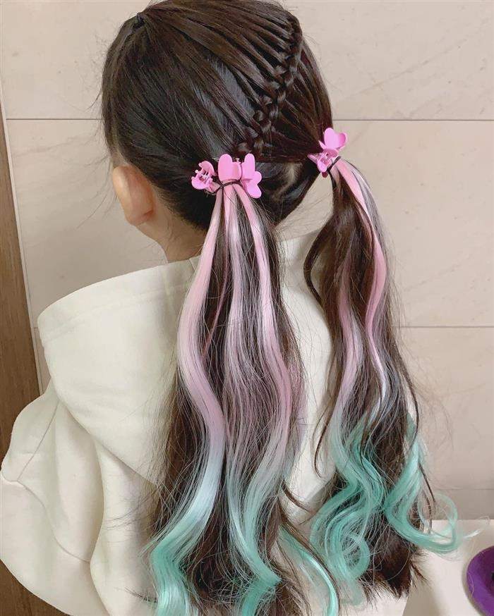 penteado com cabelos coloridos