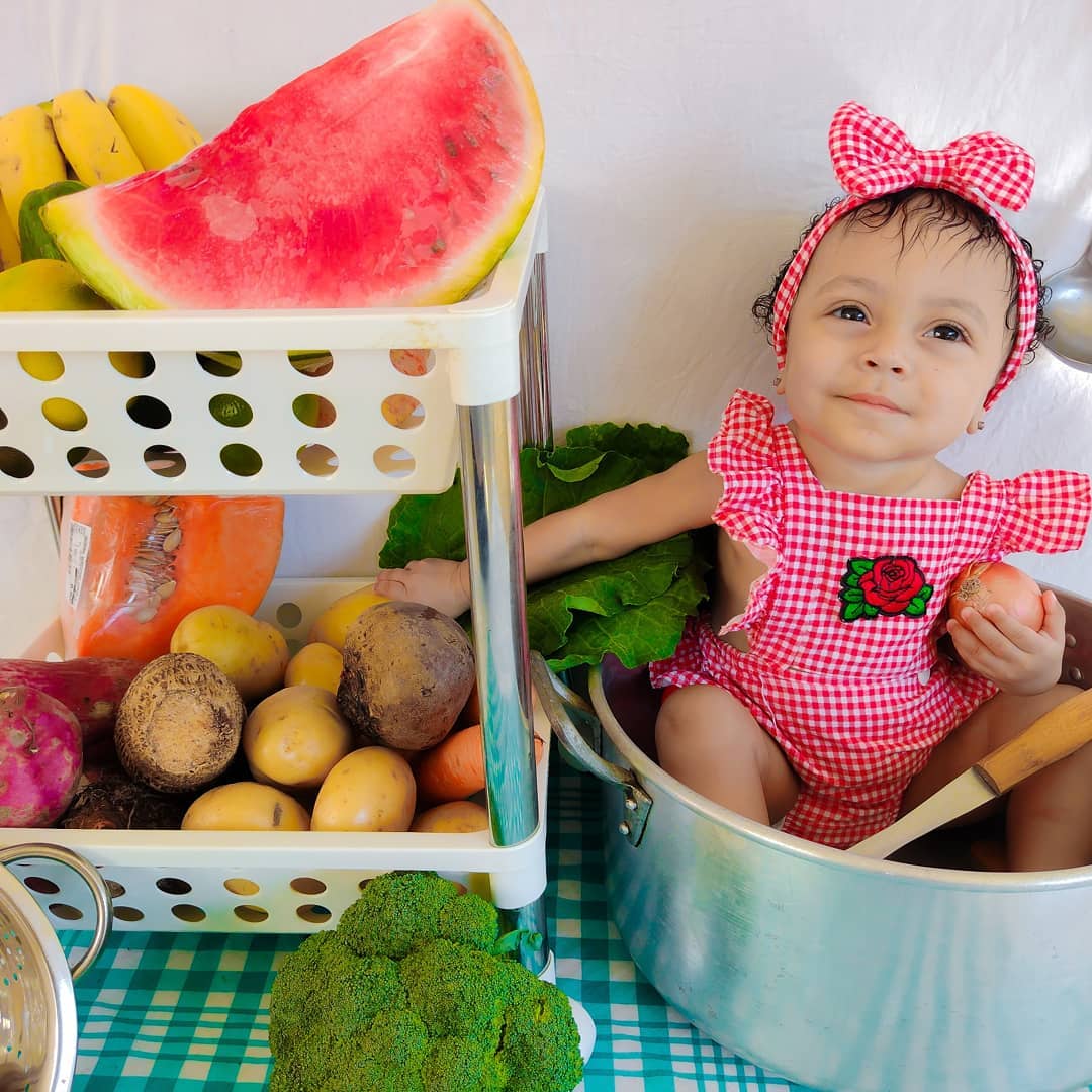 fotos criativas de bebê com frutas