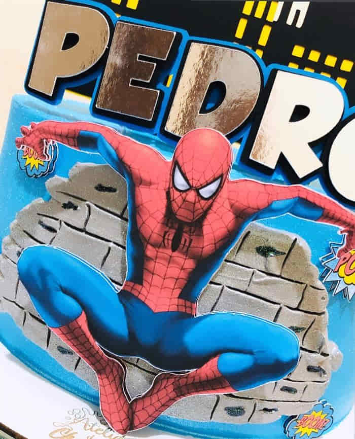 Bolo de dois andares com cara Homem Aranha™