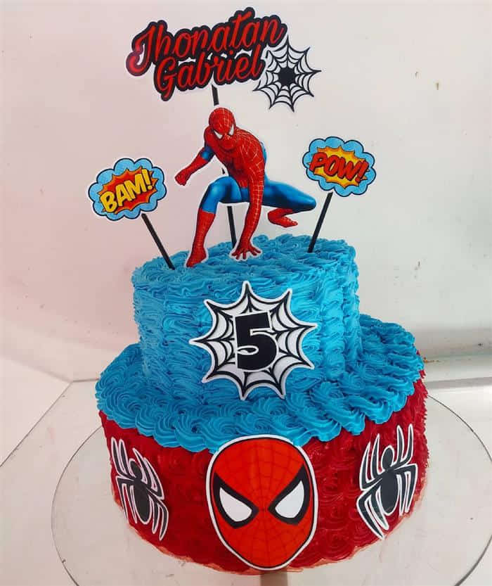 Bolo de dois andares com cara Homem Aranha™