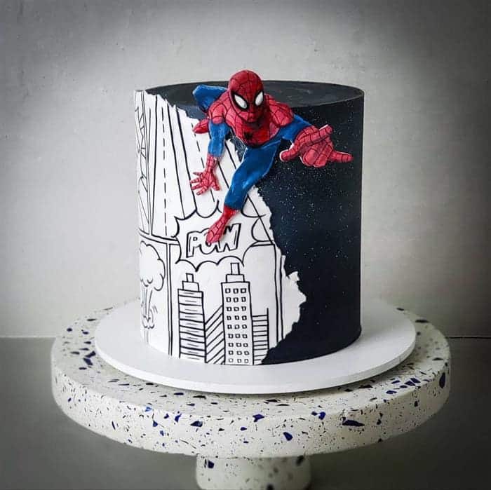 Bolo de dois andares com cara Homem Aranha™