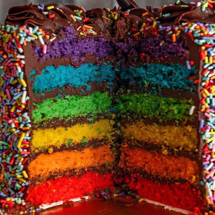 bolo arco iris com recheio de chocolate