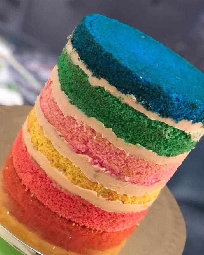 bolo arco iris em camadas