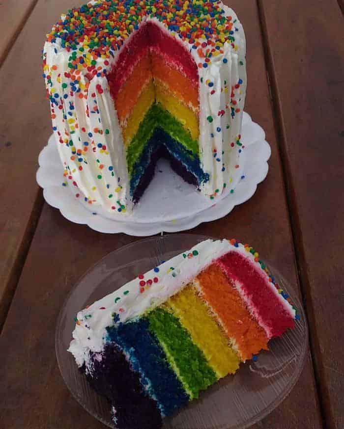 bolo arco iris facil de fazer