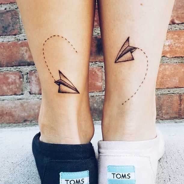 tatuagem mãe e filho na perna