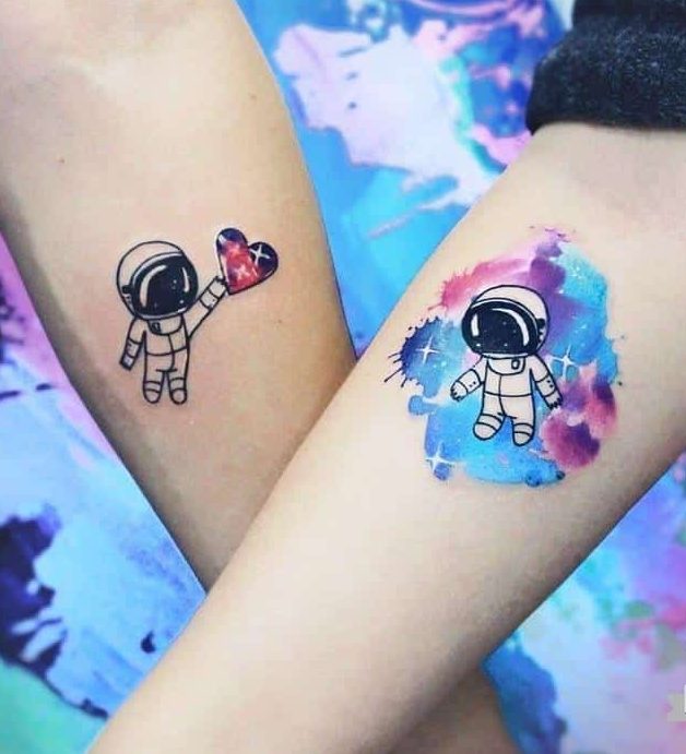 tatuagem mae e filho no braço