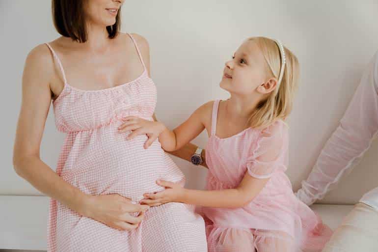 Mulher grávida e sua filha