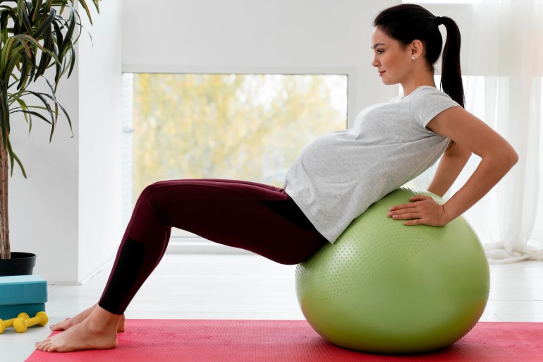 mulher com calça gestante no pilates