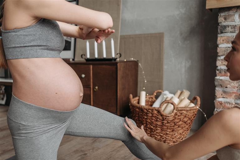 mulher gravida fazendo exercicio fisico