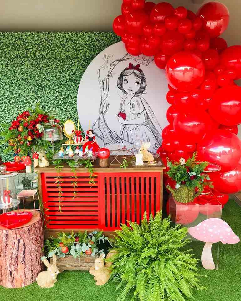 Decoração Branca de Neve verde e vermelha