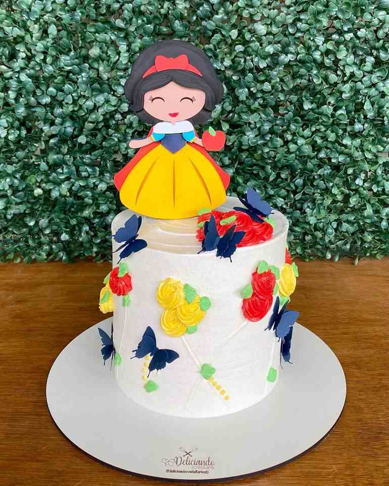 Bolo Branca de Neve com flor e borboleta