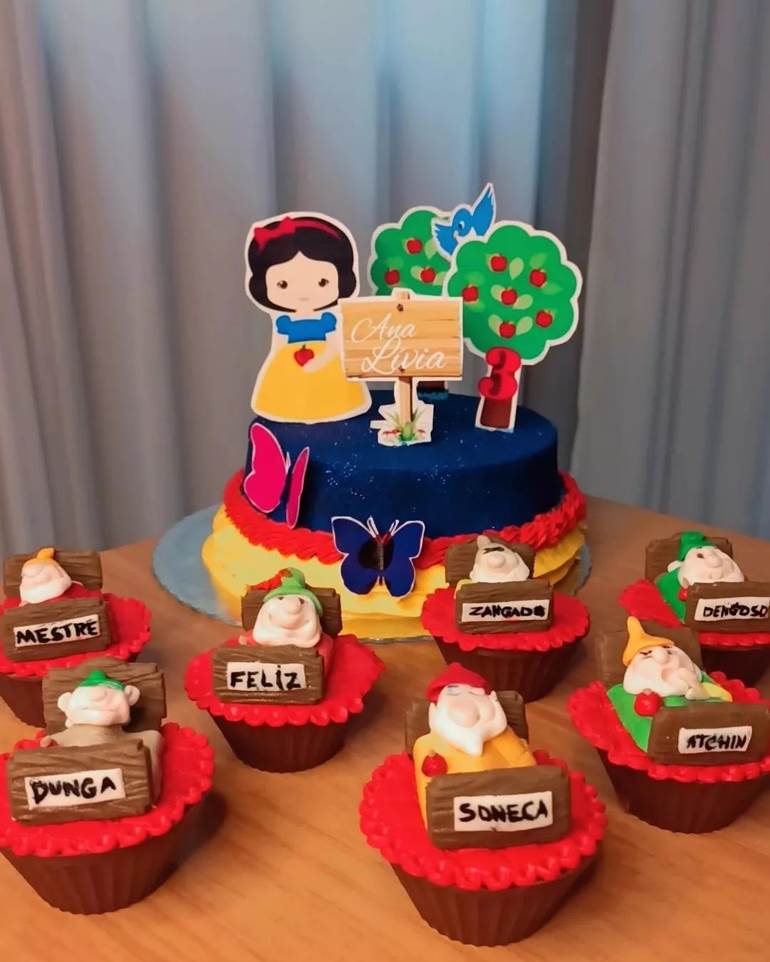 Bolo Branca de Neve e anões de cupcake