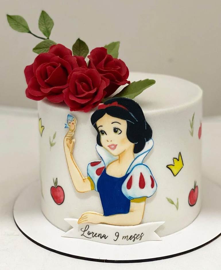 Bolo Branca de Neve branco com flores