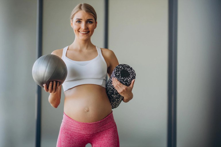 mulher com calça gestante no ioga