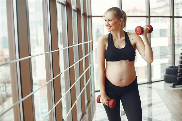 mulher praticando atividade fisica na gravidez