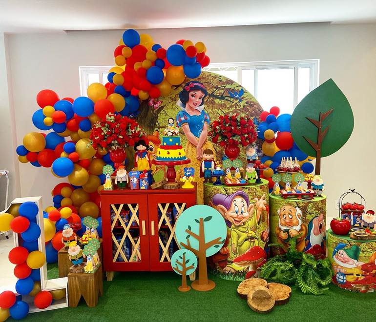 Decoração Branca de Neve em tons vivos