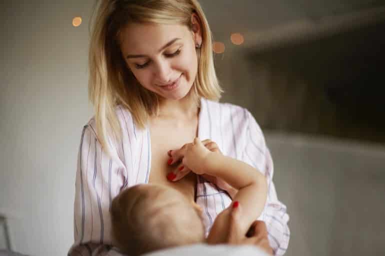 mae feliz com bebe no colo 