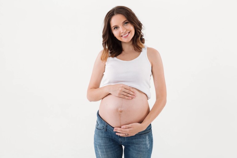 mulher gravida sorrindo