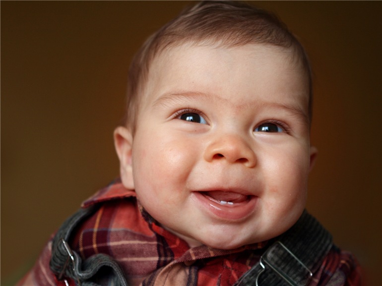 bebe sorrindo com os primeiros dentinhos