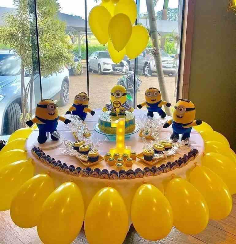 Decoração de mesversário amarelo e azul