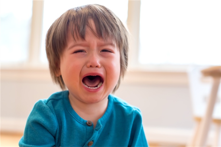 criança de dois anos chorando