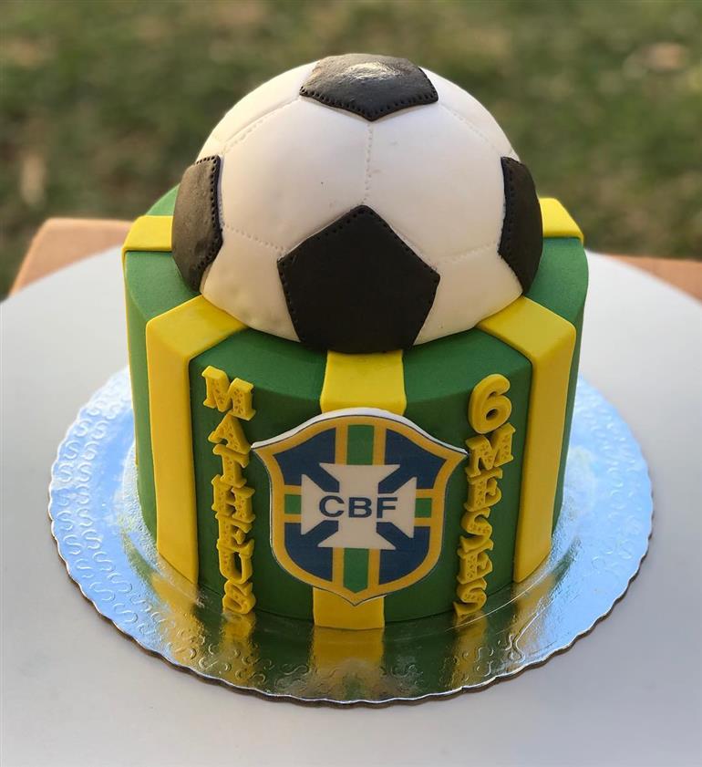 bolo com bola de futebol de pasta americana