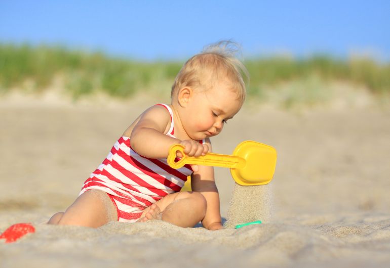 bebe na praia