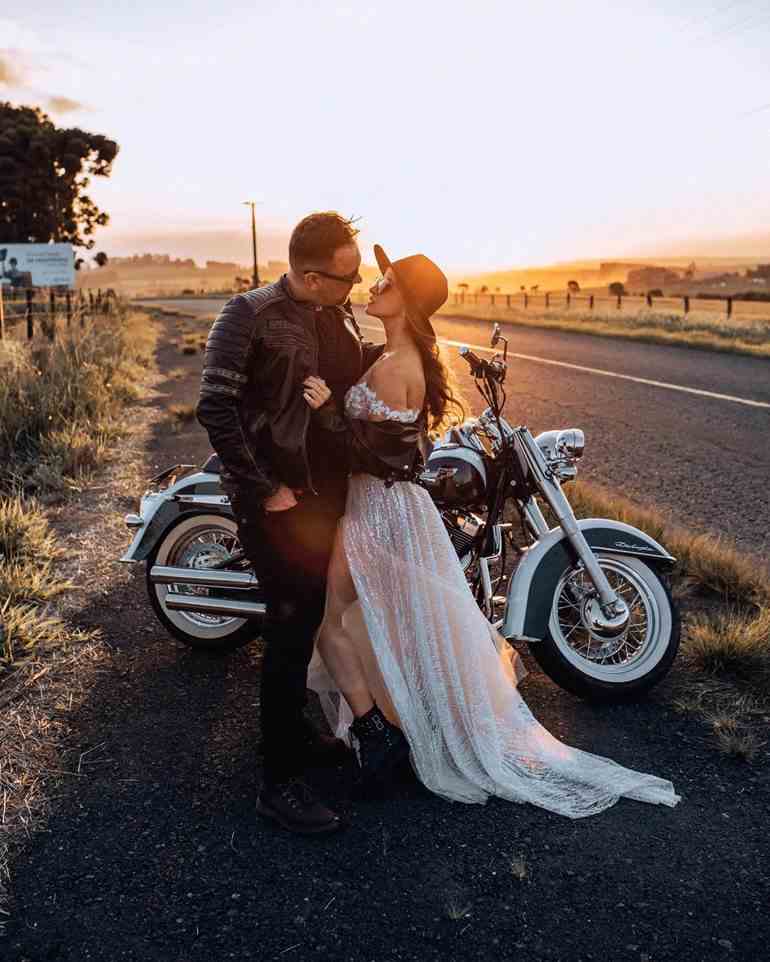 Pré wedding nas estrada no campo com moto