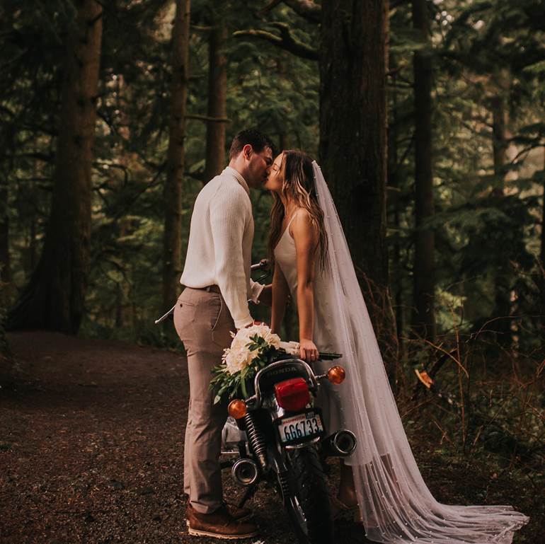 Pré wedding no campo com véu e moto