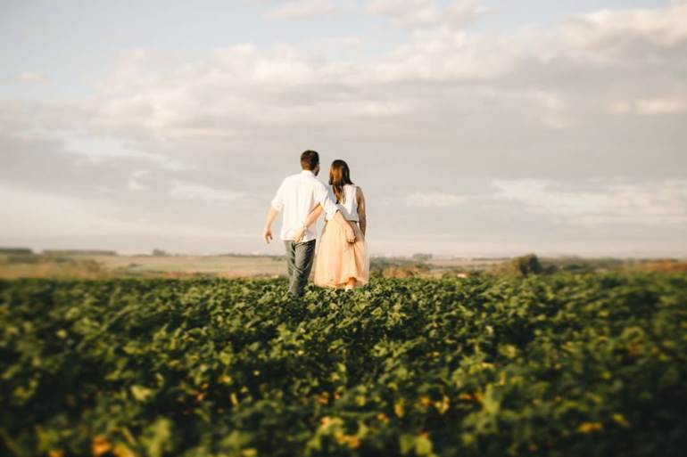 Pré wedding no campo com grama