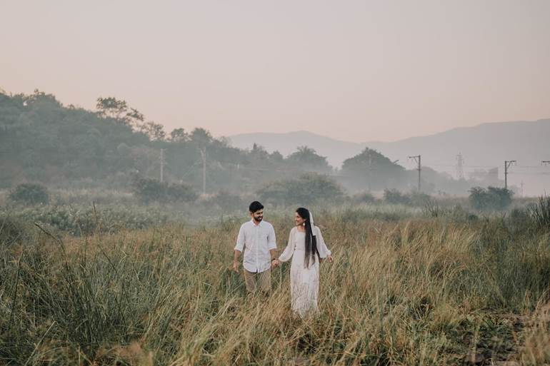 Pré wedding em campo de mãos dadas