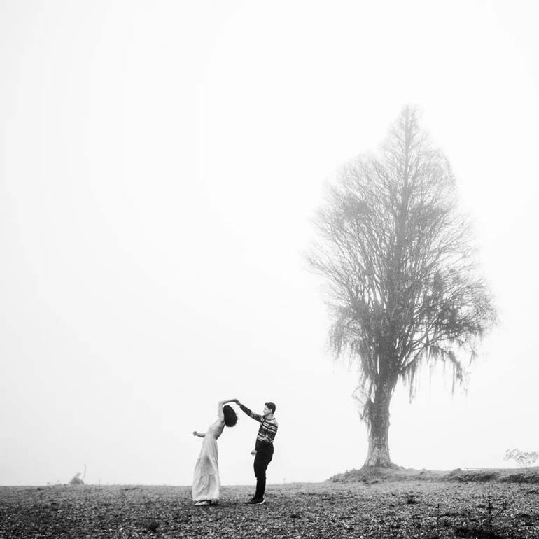 Pré wedding no campo branco e preto