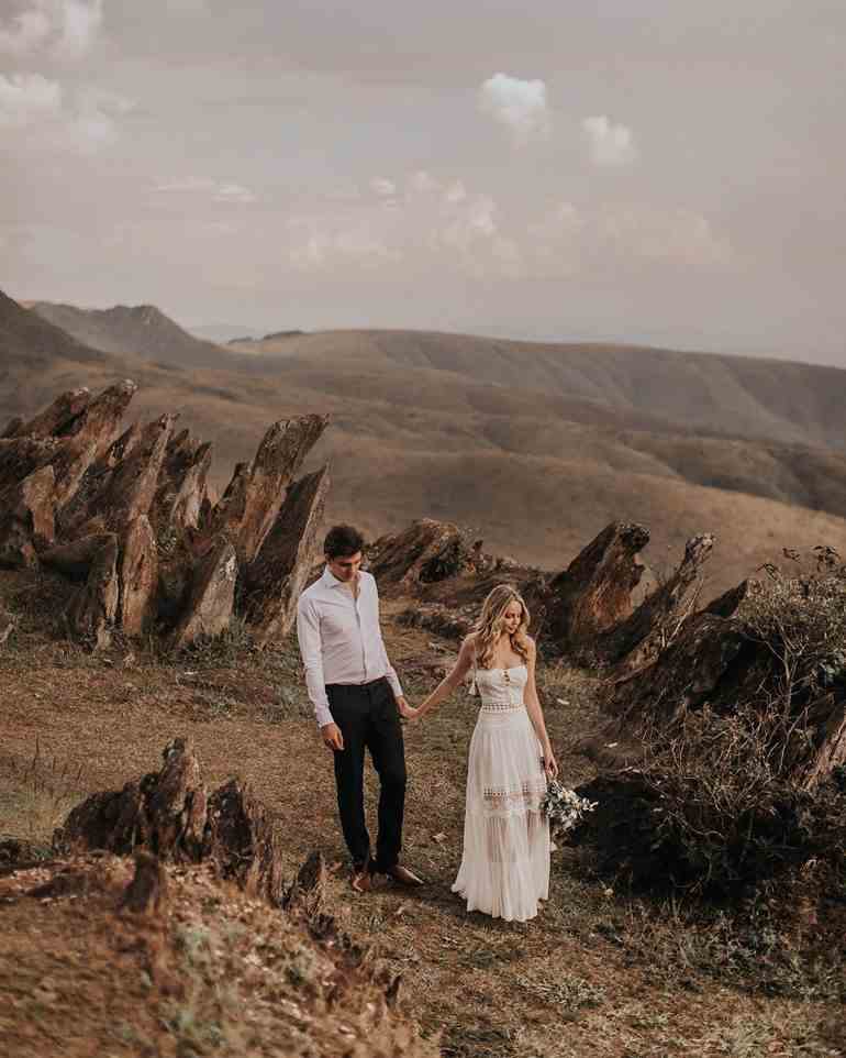 Pré wedding em campo com rochas
