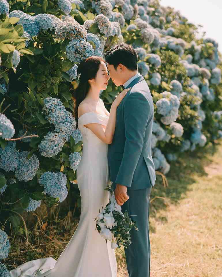 Pré wedding com flores azuis no campo
