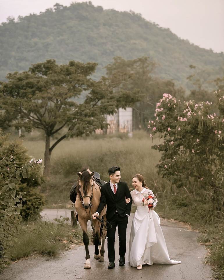 Pré wedding no campo com cavalo