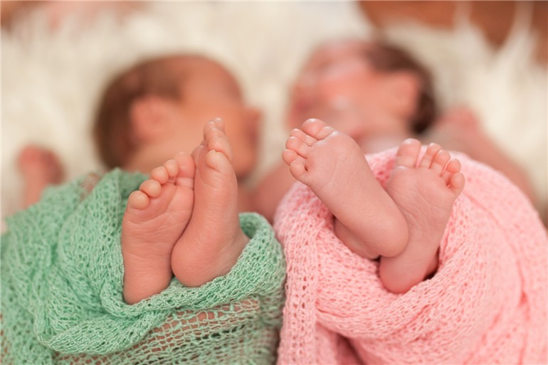 pés de bebês gêmeos