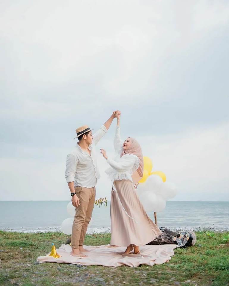 Pré wedding dançando no campo e praia