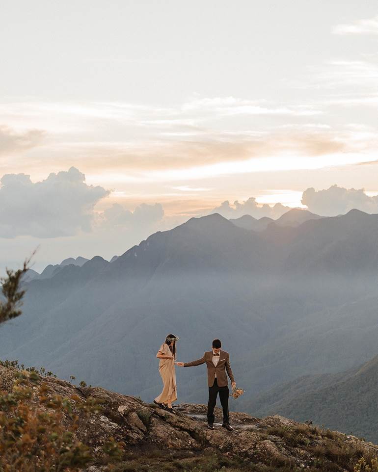 Pré wedding no campo criativo com montanhas