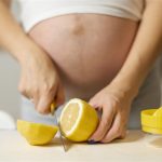 Limão é bom para azia na gravidez? Ajuda ou piora os sintomas?
