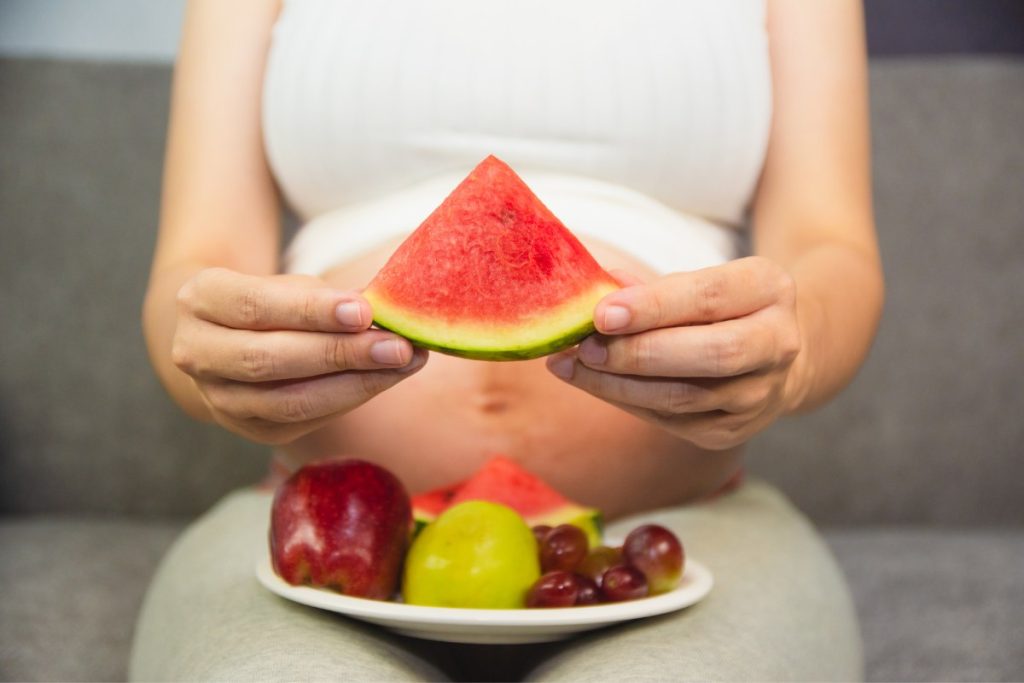 Frutas que diminuem o enjoo na gravidez: alívio natural para as mães