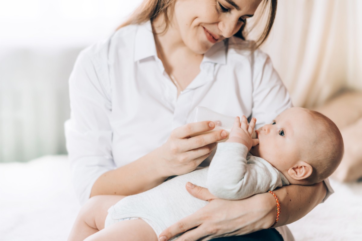como fazer o bebê pegar mamadeira urgente
